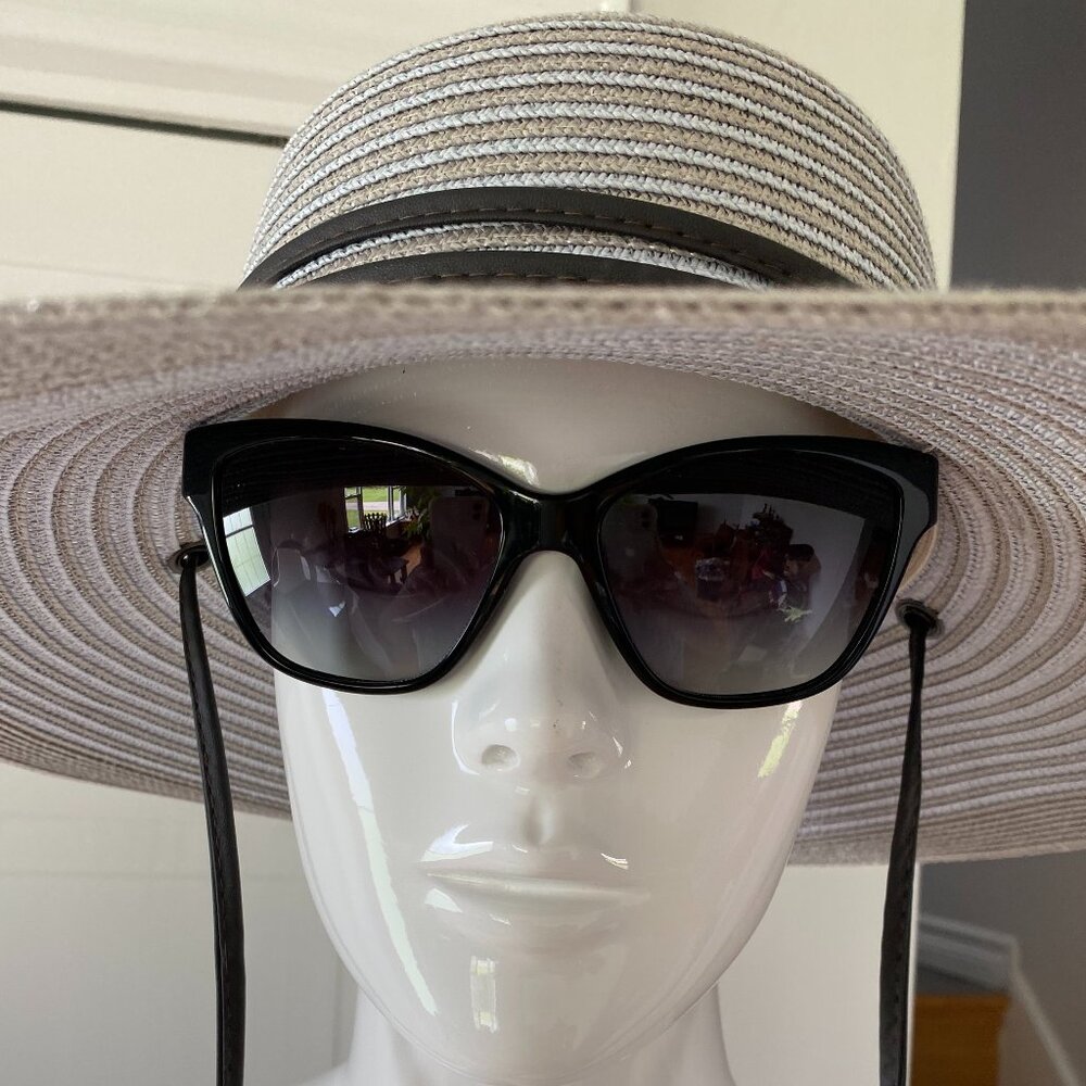 Women's Burberry Sunglasses/Burberry Sunglass Hardcase & Burberry cleaning cloth